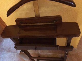 Perchero de madera con ruedas, galán de noche