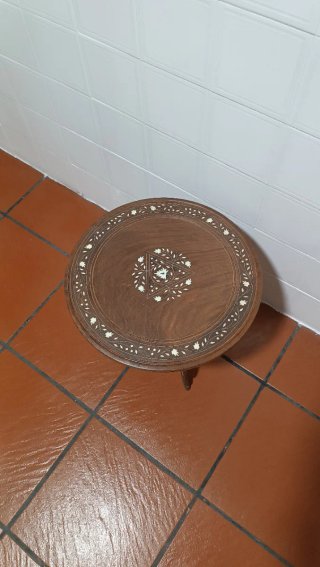 Mesa auxiliar India madera tallada