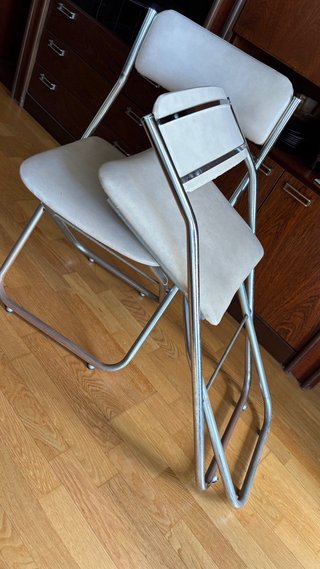 Sillas vintage beige y plateadas
