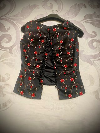Conjunto falda larga y corpiño bordado