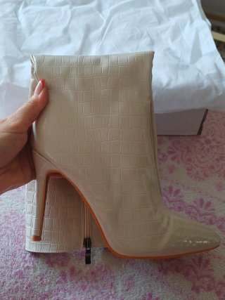 Botas altas beige efecto piel de cocodrilo