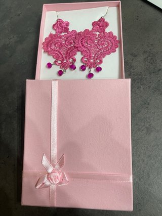 Orecchini in pizzo fucsia
