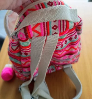 Mochila infantil multicolor con pompones