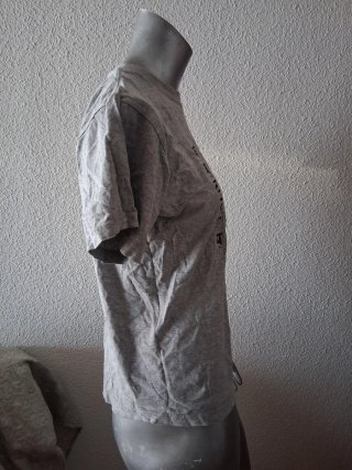 Camiseta gris con letras nepalíes