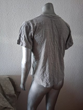 Camiseta gris con letras nepalíes