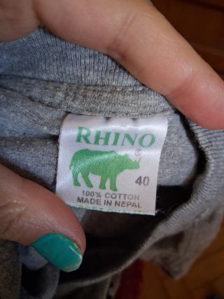 Camiseta gris con letras nepalíes