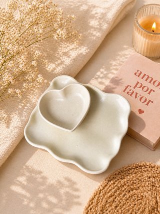 Plato decorativo corazón beige y verde
