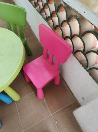 Mesa infantil redonda con 4 sillas