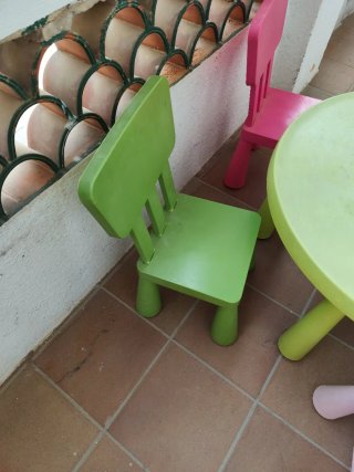 Mesa infantil redonda con 4 sillas