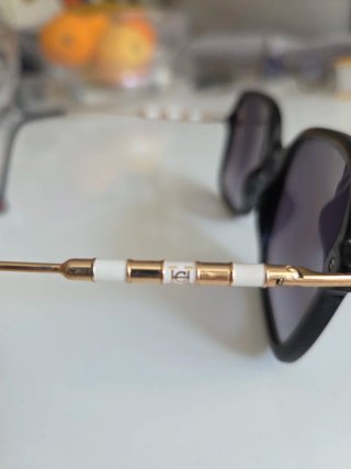 Gafas de sol Carolina Herrera negras y doradas