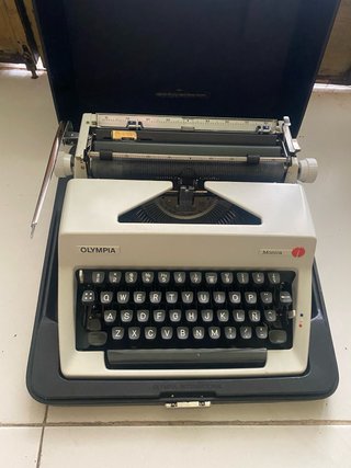 Máquina de escribir Olympia Monica