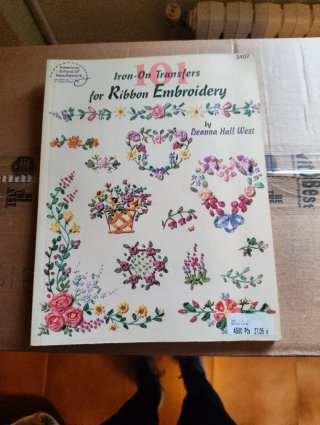 Lote de revistas y libro de punto de cruz