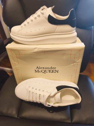 Sneakers Alexander McQueen Bianche e Nere