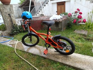 Bicicleta infantil 14 naranja + casco +ruedines