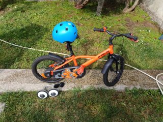 Bicicleta infantil 14 naranja + casco +ruedines