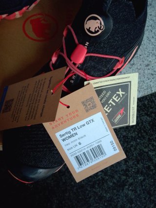 Zapatillas Mammut Negras y Rosas
