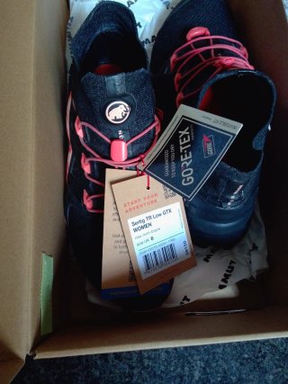 Zapatillas Mammut Negras y Rosas
