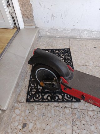 Patinete Eléctrico Rojo K2.   Motor rueda trasera