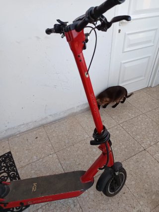 Patinete Eléctrico Rojo K2.   Motor rueda trasera