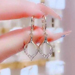Pendientes dorados con piedra blanca