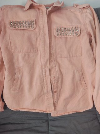Sobrecamisa vaquera. Dorado París, color coral.