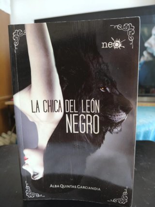 La chica del león negro