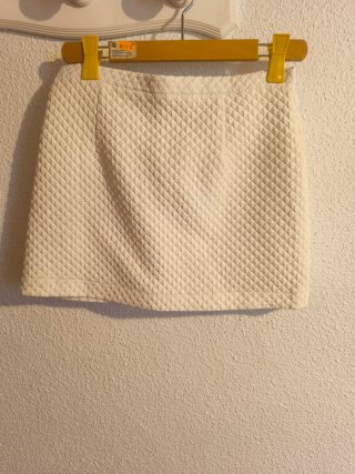 Falda blanca corta