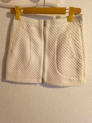 Falda blanca corta