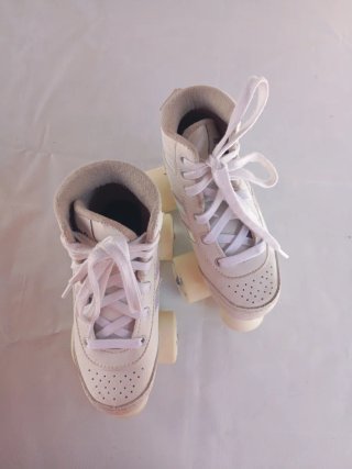 Patines blancos con detalles iridiscentes talla 30