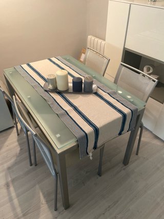 Mesa y sillas de comedor