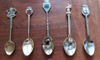 Set di 19 cucchiaini da collezione