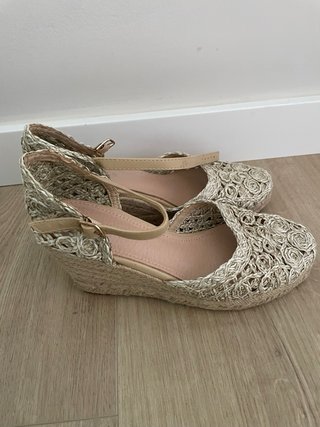 Zapatos de cuña alta con tela decorativa