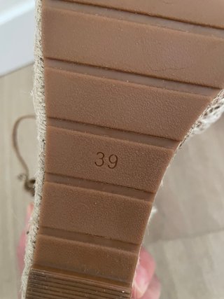 Zapatos de cuña alta con tela decorativa