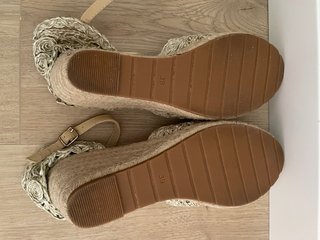 Zapatos de cuña alta con tela decorativa