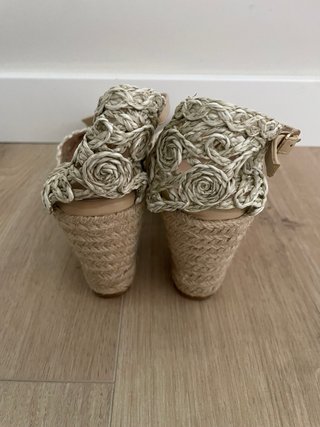 Zapatos de cuña alta con tela decorativa