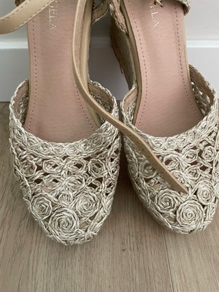Zapatos de cuña alta con tela decorativa