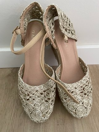 Zapatos de cuña alta con tela decorativa