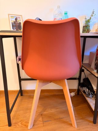 Silla moderna naranja y madera