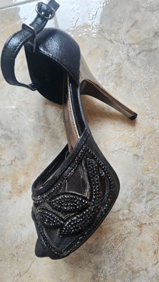 Zapatos de tacón negros con brillantes