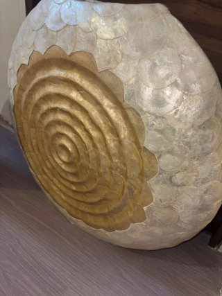 Pareja de jarrones de nácar.