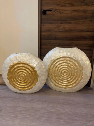 Pareja de jarrones de nácar.