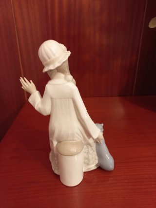 Figura de porcelana niña y perro