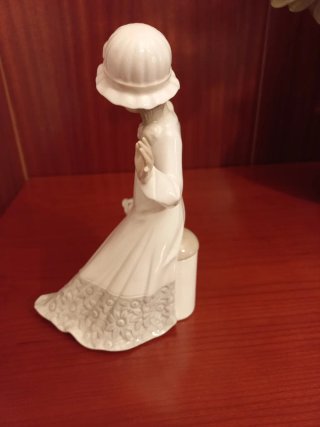 Figura de porcelana niña y perro