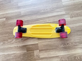 Patinete Amarillo Ruedas Rojas