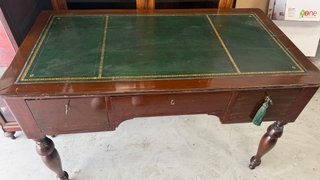 Escritorio antiguo de madera y cuero
