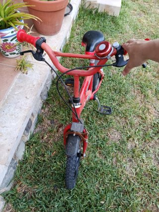 Bicicleta infantil roja