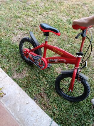 Bicicleta infantil roja