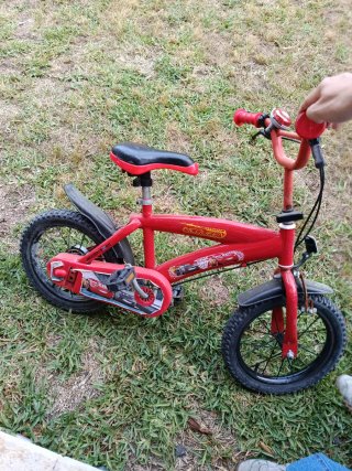 Bicicleta infantil roja