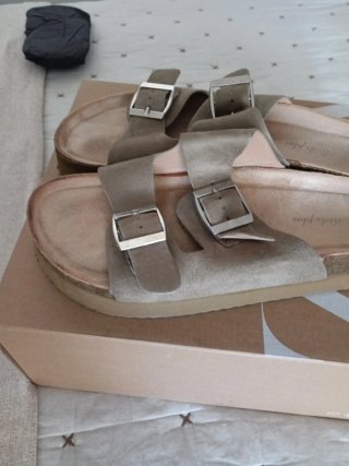Sandalias Beige con Hebillas