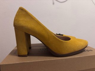 Zapatos de tacón miMao Mostaza